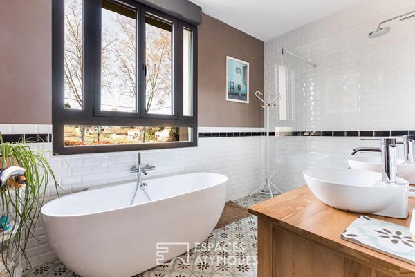 Maison de ville familiale rénovée avec jardin et piscine