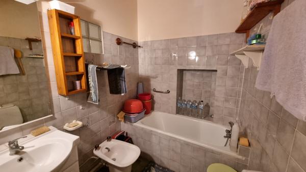 Poussan (34560) MAISON DE VILLAGE AVEC TROPEZIENNE - BEAU POTENTIEL