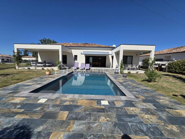 Elégante VILLA CONTEMPORAINE T5 avec PISCINE

 À proximité immédiate de la rocade ouest de Montauban et seulement à 2 km des centres commerciaux et gare ferroviaire, découvrez cette belle villa de plain-pied récente et moderne exposée sud, sur un grand jardin plat et  arboré , dans un lotissement clôturé et sécurisé.

Dès l’entrée, vous serez séduits par sa luminosité et ses beaux volumes, avec une superbe pièce de vie de plus de 50 m², composée d’un salon/séjour spacieux avec cuisine ouverte entièrement équipée, créant un espace convivial et chaleureux, idéal pour recevoir.

- L’espace nuit offre 4 belles chambres avec rangements et salles d'eau privative, puis une salle de bain collective avec douche italienne intégrant un espace hammam,  ainsi que 3 toilettes indépendants. Un carport  et un  garage  viennent compléter les prestations.

-  À l’extérieur, place à la détente : une magnifique piscine enterrée de 8x4 au sel,  accompagnée de trois grandes terrasses dont deux couvertes, s’intègre parfaitement au jardin arboré de 950 m2.

- Côté confort et prestations, la villa bénéficie d’une pompe à chaleur réversible, d'un cumulus thermodynamique, de volets roulants centralisés et connectés, d'un vide sanitaire, et bien d'autres matériaux de qualité!

 Une villa familiale aux prestations soignées, où volumes, confort et espaces extérieurs se conjuguent parfaitement. N'hésitez pas à venir la visiter!