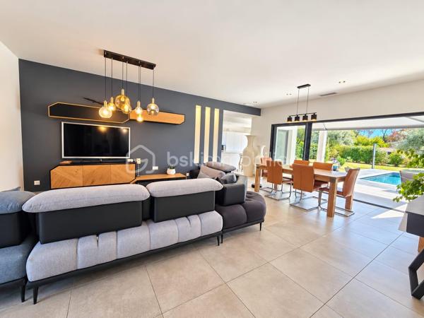 Elégante VILLA CONTEMPORAINE T5 avec PISCINE

 À proximité immédiate de la rocade ouest de Montauban et seulement à 2 km des centres commerciaux et gare ferroviaire, découvrez cette belle villa de plain-pied récente et moderne exposée sud, sur un grand jardin plat et  arboré , dans un lotissement clôturé et sécurisé.

Dès l’entrée, vous serez séduits par sa luminosité et ses beaux volumes, avec une superbe pièce de vie de plus de 50 m², composée d’un salon/séjour spacieux avec cuisine ouverte entièrement équipée, créant un espace convivial et chaleureux, idéal pour recevoir.

- L’espace nuit offre 4 belles chambres avec rangements et salles d'eau privative, puis une salle de bain collective avec douche italienne intégrant un espace hammam,  ainsi que 3 toilettes indépendants. Un carport  et un  garage  viennent compléter les prestations.

-  À l’extérieur, place à la détente : une magnifique piscine enterrée de 8x4 au sel,  accompagnée de trois grandes terrasses dont deux couvertes, s’intègre parfaitement au jardin arboré de 950 m2.

- Côté confort et prestations, la villa bénéficie d’une pompe à chaleur réversible, d'un cumulus thermodynamique, de volets roulants centralisés et connectés, d'un vide sanitaire, et bien d'autres matériaux de qualité!

 Une villa familiale aux prestations soignées, où volumes, confort et espaces extérieurs se conjuguent parfaitement. N'hésitez pas à venir la visiter!