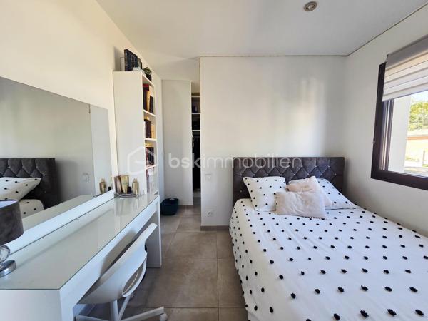 Elégante VILLA CONTEMPORAINE T5 avec PISCINE

 À proximité immédiate de la rocade ouest de Montauban et seulement à 2 km des centres commerciaux et gare ferroviaire, découvrez cette belle villa de plain-pied récente et moderne exposée sud, sur un grand jardin plat et  arboré , dans un lotissement clôturé et sécurisé.

Dès l’entrée, vous serez séduits par sa luminosité et ses beaux volumes, avec une superbe pièce de vie de plus de 50 m², composée d’un salon/séjour spacieux avec cuisine ouverte entièrement équipée, créant un espace convivial et chaleureux, idéal pour recevoir.

- L’espace nuit offre 4 belles chambres avec rangements et salles d'eau privative, puis une salle de bain collective avec douche italienne intégrant un espace hammam,  ainsi que 3 toilettes indépendants. Un carport  et un  garage  viennent compléter les prestations.

-  À l’extérieur, place à la détente : une magnifique piscine enterrée de 8x4 au sel,  accompagnée de trois grandes terrasses dont deux couvertes, s’intègre parfaitement au jardin arboré de 950 m2.

- Côté confort et prestations, la villa bénéficie d’une pompe à chaleur réversible, d'un cumulus thermodynamique, de volets roulants centralisés et connectés, d'un vide sanitaire, et bien d'autres matériaux de qualité!

 Une villa familiale aux prestations soignées, où volumes, confort et espaces extérieurs se conjuguent parfaitement. N'hésitez pas à venir la visiter!