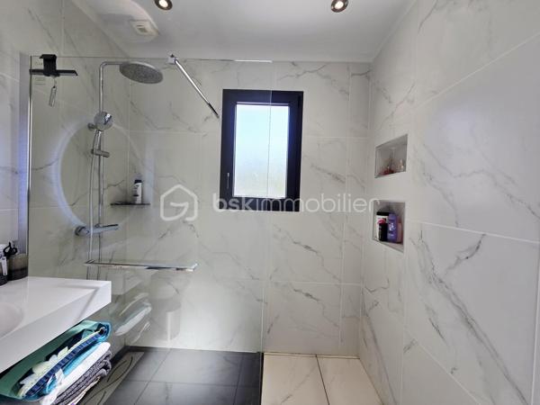 Elégante VILLA CONTEMPORAINE T5 avec PISCINE

 À proximité immédiate de la rocade ouest de Montauban et seulement à 2 km des centres commerciaux et gare ferroviaire, découvrez cette belle villa de plain-pied récente et moderne exposée sud, sur un grand jardin plat et  arboré , dans un lotissement clôturé et sécurisé.

Dès l’entrée, vous serez séduits par sa luminosité et ses beaux volumes, avec une superbe pièce de vie de plus de 50 m², composée d’un salon/séjour spacieux avec cuisine ouverte entièrement équipée, créant un espace convivial et chaleureux, idéal pour recevoir.

- L’espace nuit offre 4 belles chambres avec rangements et salles d'eau privative, puis une salle de bain collective avec douche italienne intégrant un espace hammam,  ainsi que 3 toilettes indépendants. Un carport  et un  garage  viennent compléter les prestations.

-  À l’extérieur, place à la détente : une magnifique piscine enterrée de 8x4 au sel,  accompagnée de trois grandes terrasses dont deux couvertes, s’intègre parfaitement au jardin arboré de 950 m2.

- Côté confort et prestations, la villa bénéficie d’une pompe à chaleur réversible, d'un cumulus thermodynamique, de volets roulants centralisés et connectés, d'un vide sanitaire, et bien d'autres matériaux de qualité!

 Une villa familiale aux prestations soignées, où volumes, confort et espaces extérieurs se conjuguent parfaitement. N'hésitez pas à venir la visiter!