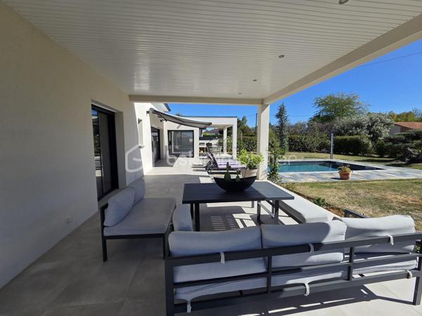 Elégante VILLA CONTEMPORAINE T5 avec PISCINE

 À proximité immédiate de la rocade ouest de Montauban et seulement à 2 km des centres commerciaux et gare ferroviaire, découvrez cette belle villa de plain-pied récente et moderne exposée sud, sur un grand jardin plat et  arboré , dans un lotissement clôturé et sécurisé.

Dès l’entrée, vous serez séduits par sa luminosité et ses beaux volumes, avec une superbe pièce de vie de plus de 50 m², composée d’un salon/séjour spacieux avec cuisine ouverte entièrement équipée, créant un espace convivial et chaleureux, idéal pour recevoir.

- L’espace nuit offre 4 belles chambres avec rangements et salles d'eau privative, puis une salle de bain collective avec douche italienne intégrant un espace hammam,  ainsi que 3 toilettes indépendants. Un carport  et un  garage  viennent compléter les prestations.

-  À l’extérieur, place à la détente : une magnifique piscine enterrée de 8x4 au sel,  accompagnée de trois grandes terrasses dont deux couvertes, s’intègre parfaitement au jardin arboré de 950 m2.

- Côté confort et prestations, la villa bénéficie d’une pompe à chaleur réversible, d'un cumulus thermodynamique, de volets roulants centralisés et connectés, d'un vide sanitaire, et bien d'autres matériaux de qualité!

 Une villa familiale aux prestations soignées, où volumes, confort et espaces extérieurs se conjuguent parfaitement. N'hésitez pas à venir la visiter!