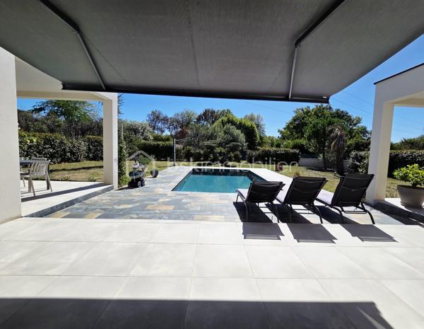 Elégante VILLA CONTEMPORAINE T5 avec PISCINE

 À proximité immédiate de la rocade ouest de Montauban et seulement à 2 km des centres commerciaux et gare ferroviaire, découvrez cette belle villa de plain-pied récente et moderne exposée sud, sur un grand jardin plat et  arboré , dans un lotissement clôturé et sécurisé.

Dès l’entrée, vous serez séduits par sa luminosité et ses beaux volumes, avec une superbe pièce de vie de plus de 50 m², composée d’un salon/séjour spacieux avec cuisine ouverte entièrement équipée, créant un espace convivial et chaleureux, idéal pour recevoir.

- L’espace nuit offre 4 belles chambres avec rangements et salles d'eau privative, puis une salle de bain collective avec douche italienne intégrant un espace hammam,  ainsi que 3 toilettes indépendants. Un carport  et un  garage  viennent compléter les prestations.

-  À l’extérieur, place à la détente : une magnifique piscine enterrée de 8x4 au sel,  accompagnée de trois grandes terrasses dont deux couvertes, s’intègre parfaitement au jardin arboré de 950 m2.

- Côté confort et prestations, la villa bénéficie d’une pompe à chaleur réversible, d'un cumulus thermodynamique, de volets roulants centralisés et connectés, d'un vide sanitaire, et bien d'autres matériaux de qualité!

 Une villa familiale aux prestations soignées, où volumes, confort et espaces extérieurs se conjuguent parfaitement. N'hésitez pas à venir la visiter!