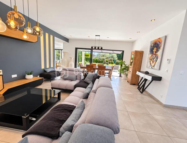 Elégante VILLA CONTEMPORAINE T5 avec PISCINE

 À proximité immédiate de la rocade ouest de Montauban et seulement à 2 km des centres commerciaux et gare ferroviaire, découvrez cette belle villa de plain-pied récente et moderne exposée sud, sur un grand jardin plat et  arboré , dans un lotissement clôturé et sécurisé.

Dès l’entrée, vous serez séduits par sa luminosité et ses beaux volumes, avec une superbe pièce de vie de plus de 50 m², composée d’un salon/séjour spacieux avec cuisine ouverte entièrement équipée, créant un espace convivial et chaleureux, idéal pour recevoir.

- L’espace nuit offre 4 belles chambres avec rangements et salles d'eau privative, puis une salle de bain collective avec douche italienne intégrant un espace hammam,  ainsi que 3 toilettes indépendants. Un carport  et un  garage  viennent compléter les prestations.

-  À l’extérieur, place à la détente : une magnifique piscine enterrée de 8x4 au sel,  accompagnée de trois grandes terrasses dont deux couvertes, s’intègre parfaitement au jardin arboré de 950 m2.

- Côté confort et prestations, la villa bénéficie d’une pompe à chaleur réversible, d'un cumulus thermodynamique, de volets roulants centralisés et connectés, d'un vide sanitaire, et bien d'autres matériaux de qualité!

 Une villa familiale aux prestations soignées, où volumes, confort et espaces extérieurs se conjuguent parfaitement. N'hésitez pas à venir la visiter!