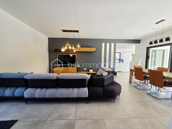 Elégante VILLA CONTEMPORAINE T5 avec PISCINE

 À proximité immédiate de la rocade ouest de Montauban et seulement à 2 km des centres commerciaux et gare ferroviaire, découvrez cette belle villa de plain-pied récente et moderne exposée sud, sur un grand jardin plat et  arboré , dans un lotissement clôturé et sécurisé.

Dès l’entrée, vous serez séduits par sa luminosité et ses beaux volumes, avec une superbe pièce de vie de plus de 50 m², composée d’un salon/séjour spacieux avec cuisine ouverte entièrement équipée, créant un espace convivial et chaleureux, idéal pour recevoir.

- L’espace nuit offre 4 belles chambres avec rangements et salles d'eau privative, puis une salle de bain collective avec douche italienne intégrant un espace hammam,  ainsi que 3 toilettes indépendants. Un carport  et un  garage  viennent compléter les prestations.

-  À l’extérieur, place à la détente : une magnifique piscine enterrée de 8x4 au sel,  accompagnée de trois grandes terrasses dont deux couvertes, s’intègre parfaitement au jardin arboré de 950 m2.

- Côté confort et prestations, la villa bénéficie d’une pompe à chaleur réversible, d'un cumulus thermodynamique, de volets roulants centralisés et connectés, d'un vide sanitaire, et bien d'autres matériaux de qualité!

 Une villa familiale aux prestations soignées, où volumes, confort et espaces extérieurs se conjuguent parfaitement. N'hésitez pas à venir la visiter!
