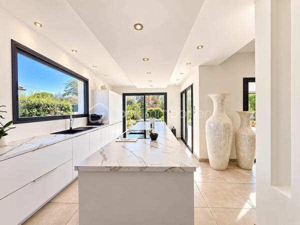 Elégante VILLA CONTEMPORAINE T5 avec PISCINE

 À proximité immédiate de la rocade ouest de Montauban et seulement à 2 km des centres commerciaux et gare ferroviaire, découvrez cette belle villa de plain-pied récente et moderne exposée sud, sur un grand jardin plat et  arboré , dans un lotissement clôturé et sécurisé.

Dès l’entrée, vous serez séduits par sa luminosité et ses beaux volumes, avec une superbe pièce de vie de plus de 50 m², composée d’un salon/séjour spacieux avec cuisine ouverte entièrement équipée, créant un espace convivial et chaleureux, idéal pour recevoir.

- L’espace nuit offre 4 belles chambres avec rangements et salles d'eau privative, puis une salle de bain collective avec douche italienne intégrant un espace hammam,  ainsi que 3 toilettes indépendants. Un carport  et un  garage  viennent compléter les prestations.

-  À l’extérieur, place à la détente : une magnifique piscine enterrée de 8x4 au sel,  accompagnée de trois grandes terrasses dont deux couvertes, s’intègre parfaitement au jardin arboré de 950 m2.

- Côté confort et prestations, la villa bénéficie d’une pompe à chaleur réversible, d'un cumulus thermodynamique, de volets roulants centralisés et connectés, d'un vide sanitaire, et bien d'autres matériaux de qualité!

 Une villa familiale aux prestations soignées, où volumes, confort et espaces extérieurs se conjuguent parfaitement. N'hésitez pas à venir la visiter!