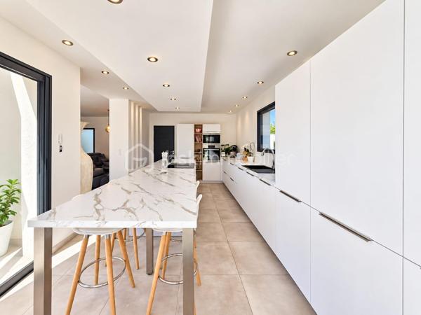 Elégante VILLA CONTEMPORAINE T5 avec PISCINE

 À proximité immédiate de la rocade ouest de Montauban et seulement à 2 km des centres commerciaux et gare ferroviaire, découvrez cette belle villa de plain-pied récente et moderne exposée sud, sur un grand jardin plat et  arboré , dans un lotissement clôturé et sécurisé.

Dès l’entrée, vous serez séduits par sa luminosité et ses beaux volumes, avec une superbe pièce de vie de plus de 50 m², composée d’un salon/séjour spacieux avec cuisine ouverte entièrement équipée, créant un espace convivial et chaleureux, idéal pour recevoir.

- L’espace nuit offre 4 belles chambres avec rangements et salles d'eau privative, puis une salle de bain collective avec douche italienne intégrant un espace hammam,  ainsi que 3 toilettes indépendants. Un carport  et un  garage  viennent compléter les prestations.

-  À l’extérieur, place à la détente : une magnifique piscine enterrée de 8x4 au sel,  accompagnée de trois grandes terrasses dont deux couvertes, s’intègre parfaitement au jardin arboré de 950 m2.

- Côté confort et prestations, la villa bénéficie d’une pompe à chaleur réversible, d'un cumulus thermodynamique, de volets roulants centralisés et connectés, d'un vide sanitaire, et bien d'autres matériaux de qualité!

 Une villa familiale aux prestations soignées, où volumes, confort et espaces extérieurs se conjuguent parfaitement. N'hésitez pas à venir la visiter!
