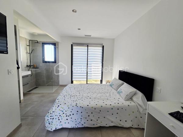 Elégante VILLA CONTEMPORAINE T5 avec PISCINE

 À proximité immédiate de la rocade ouest de Montauban et seulement à 2 km des centres commerciaux et gare ferroviaire, découvrez cette belle villa de plain-pied récente et moderne exposée sud, sur un grand jardin plat et  arboré , dans un lotissement clôturé et sécurisé.

Dès l’entrée, vous serez séduits par sa luminosité et ses beaux volumes, avec une superbe pièce de vie de plus de 50 m², composée d’un salon/séjour spacieux avec cuisine ouverte entièrement équipée, créant un espace convivial et chaleureux, idéal pour recevoir.

- L’espace nuit offre 4 belles chambres avec rangements et salles d'eau privative, puis une salle de bain collective avec douche italienne intégrant un espace hammam,  ainsi que 3 toilettes indépendants. Un carport  et un  garage  viennent compléter les prestations.

-  À l’extérieur, place à la détente : une magnifique piscine enterrée de 8x4 au sel,  accompagnée de trois grandes terrasses dont deux couvertes, s’intègre parfaitement au jardin arboré de 950 m2.

- Côté confort et prestations, la villa bénéficie d’une pompe à chaleur réversible, d'un cumulus thermodynamique, de volets roulants centralisés et connectés, d'un vide sanitaire, et bien d'autres matériaux de qualité!

 Une villa familiale aux prestations soignées, où volumes, confort et espaces extérieurs se conjuguent parfaitement. N'hésitez pas à venir la visiter!