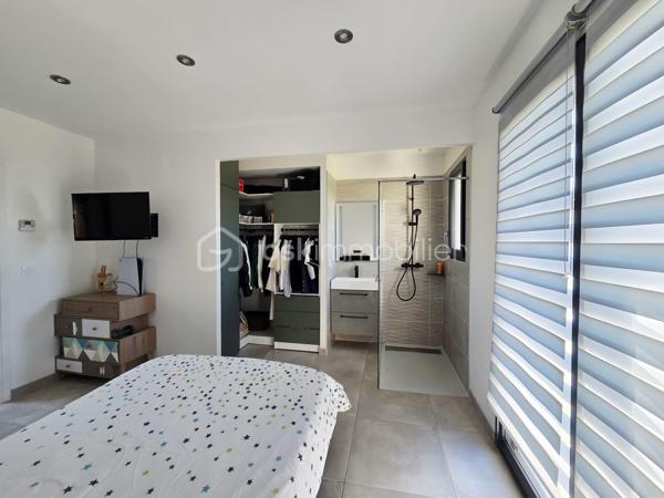 Elégante VILLA CONTEMPORAINE T5 avec PISCINE

 À proximité immédiate de la rocade ouest de Montauban et seulement à 2 km des centres commerciaux et gare ferroviaire, découvrez cette belle villa de plain-pied récente et moderne exposée sud, sur un grand jardin plat et  arboré , dans un lotissement clôturé et sécurisé.

Dès l’entrée, vous serez séduits par sa luminosité et ses beaux volumes, avec une superbe pièce de vie de plus de 50 m², composée d’un salon/séjour spacieux avec cuisine ouverte entièrement équipée, créant un espace convivial et chaleureux, idéal pour recevoir.

- L’espace nuit offre 4 belles chambres avec rangements et salles d'eau privative, puis une salle de bain collective avec douche italienne intégrant un espace hammam,  ainsi que 3 toilettes indépendants. Un carport  et un  garage  viennent compléter les prestations.

-  À l’extérieur, place à la détente : une magnifique piscine enterrée de 8x4 au sel,  accompagnée de trois grandes terrasses dont deux couvertes, s’intègre parfaitement au jardin arboré de 950 m2.

- Côté confort et prestations, la villa bénéficie d’une pompe à chaleur réversible, d'un cumulus thermodynamique, de volets roulants centralisés et connectés, d'un vide sanitaire, et bien d'autres matériaux de qualité!

 Une villa familiale aux prestations soignées, où volumes, confort et espaces extérieurs se conjuguent parfaitement. N'hésitez pas à venir la visiter!