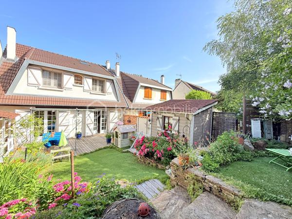 Découvrez cette charmante maison offrant une vie paisible et confortable. Située dans un quartier résidentiel, vous profiterez d'une ambiance détendue à quelques minutes des commodités urbaines.

Avec ses 128 m², cette maison se compose de 5 pièces réparties avec soin pour garantir un bel espace de vie. Bâtie en 1984, elle dispose d'un GRAND salon séjour, une grande entrée, une cuisine fermé aménagé et équipé et d'un WC séparé.

Vous pourrez également profiter d'une BELLE terrasse avec JARDIN directement depuis votre salon.

A l'étage 3 chambres SPACIEUSES dont une avec MEZZANINE, une SDB avec BALNEO-THERAPIE, un SDE avec jets encastrés GROHE et WC séparé.

Profiter d'un sous sol total avec une BUANDERIE, GARAGE pouvant accueillir jusqu'à trois voitures et un atelier pour bricoler.

Maison avec un DPE C, rare sur le secteur!

LES++

Chauffage/ CLIM pompe à chaleur réversible Daikin INVERTER ( 3 groupes ).
Ballon d'eau chaude HYBRIDE 2022.
Toiture de 2021
Parquet chêne massif.
FIBRE.
Terrasse avec pergola.
Toiture total 2021.
Tableau électrique 2024.
Expo EST-SUD ET OUEST, très ensoleillé.
Abris de Jardin 5m2.
Barrière extérieur et porte de garage motorisé.

Offrez-vous un cadre de vie agréable et spacieux, idéal pour profiter de moments en famille ou entre amis.