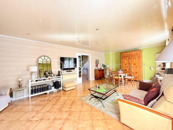 Découvrez cette charmante maison offrant une vie paisible et confortable. Située dans un quartier résidentiel, vous profiterez d'une ambiance détendue à quelques minutes des commodités urbaines.

Avec ses 128 m², cette maison se compose de 5 pièces réparties avec soin pour garantir un bel espace de vie. Bâtie en 1984, elle dispose d'un GRAND salon séjour, une grande entrée, une cuisine fermé aménagé et équipé et d'un WC séparé.

Vous pourrez également profiter d'une BELLE terrasse avec JARDIN directement depuis votre salon.

A l'étage 3 chambres SPACIEUSES dont une avec MEZZANINE, une SDB avec BALNEO-THERAPIE, un SDE avec jets encastrés GROHE et WC séparé.

Profiter d'un sous sol total avec une BUANDERIE, GARAGE pouvant accueillir jusqu'à trois voitures et un atelier pour bricoler.

Maison avec un DPE C, rare sur le secteur!

LES++

Chauffage/ CLIM pompe à chaleur réversible Daikin INVERTER ( 3 groupes ).
Ballon d'eau chaude HYBRIDE 2022.
Toiture de 2021
Parquet chêne massif.
FIBRE.
Terrasse avec pergola.
Toiture total 2021.
Tableau électrique 2024.
Expo EST-SUD ET OUEST, très ensoleillé.
Abris de Jardin 5m2.
Barrière extérieur et porte de garage motorisé.

Offrez-vous un cadre de vie agréable et spacieux, idéal pour profiter de moments en famille ou entre amis.