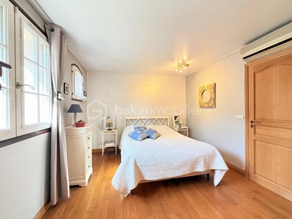 Découvrez cette charmante maison offrant une vie paisible et confortable. Située dans un quartier résidentiel, vous profiterez d'une ambiance détendue à quelques minutes des commodités urbaines.

Avec ses 128 m², cette maison se compose de 5 pièces réparties avec soin pour garantir un bel espace de vie. Bâtie en 1984, elle dispose d'un GRAND salon séjour, une grande entrée, une cuisine fermé aménagé et équipé et d'un WC séparé.

Vous pourrez également profiter d'une BELLE terrasse avec JARDIN directement depuis votre salon.

A l'étage 3 chambres SPACIEUSES dont une avec MEZZANINE, une SDB avec BALNEO-THERAPIE, un SDE avec jets encastrés GROHE et WC séparé.

Profiter d'un sous sol total avec une BUANDERIE, GARAGE pouvant accueillir jusqu'à trois voitures et un atelier pour bricoler.

Maison avec un DPE C, rare sur le secteur!

LES++

Chauffage/ CLIM pompe à chaleur réversible Daikin INVERTER ( 3 groupes ).
Ballon d'eau chaude HYBRIDE 2022.
Toiture de 2021
Parquet chêne massif.
FIBRE.
Terrasse avec pergola.
Toiture total 2021.
Tableau électrique 2024.
Expo EST-SUD ET OUEST, très ensoleillé.
Abris de Jardin 5m2.
Barrière extérieur et porte de garage motorisé.

Offrez-vous un cadre de vie agréable et spacieux, idéal pour profiter de moments en famille ou entre amis.