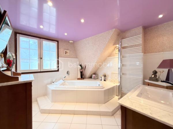 Découvrez cette charmante maison offrant une vie paisible et confortable. Située dans un quartier résidentiel, vous profiterez d'une ambiance détendue à quelques minutes des commodités urbaines.

Avec ses 128 m², cette maison se compose de 5 pièces réparties avec soin pour garantir un bel espace de vie. Bâtie en 1984, elle dispose d'un GRAND salon séjour, une grande entrée, une cuisine fermé aménagé et équipé et d'un WC séparé.

Vous pourrez également profiter d'une BELLE terrasse avec JARDIN directement depuis votre salon.

A l'étage 3 chambres SPACIEUSES dont une avec MEZZANINE, une SDB avec BALNEO-THERAPIE, un SDE avec jets encastrés GROHE et WC séparé.

Profiter d'un sous sol total avec une BUANDERIE, GARAGE pouvant accueillir jusqu'à trois voitures et un atelier pour bricoler.

Maison avec un DPE C, rare sur le secteur!

LES++

Chauffage/ CLIM pompe à chaleur réversible Daikin INVERTER ( 3 groupes ).
Ballon d'eau chaude HYBRIDE 2022.
Toiture de 2021
Parquet chêne massif.
FIBRE.
Terrasse avec pergola.
Toiture total 2021.
Tableau électrique 2024.
Expo EST-SUD ET OUEST, très ensoleillé.
Abris de Jardin 5m2.
Barrière extérieur et porte de garage motorisé.

Offrez-vous un cadre de vie agréable et spacieux, idéal pour profiter de moments en famille ou entre amis.