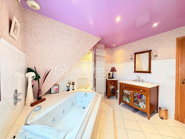 Découvrez cette charmante maison offrant une vie paisible et confortable. Située dans un quartier résidentiel, vous profiterez d'une ambiance détendue à quelques minutes des commodités urbaines.

Avec ses 128 m², cette maison se compose de 5 pièces réparties avec soin pour garantir un bel espace de vie. Bâtie en 1984, elle dispose d'un GRAND salon séjour, une grande entrée, une cuisine fermé aménagé et équipé et d'un WC séparé.

Vous pourrez également profiter d'une BELLE terrasse avec JARDIN directement depuis votre salon.

A l'étage 3 chambres SPACIEUSES dont une avec MEZZANINE, une SDB avec BALNEO-THERAPIE, un SDE avec jets encastrés GROHE et WC séparé.

Profiter d'un sous sol total avec une BUANDERIE, GARAGE pouvant accueillir jusqu'à trois voitures et un atelier pour bricoler.

Maison avec un DPE C, rare sur le secteur!

LES++

Chauffage/ CLIM pompe à chaleur réversible Daikin INVERTER ( 3 groupes ).
Ballon d'eau chaude HYBRIDE 2022.
Toiture de 2021
Parquet chêne massif.
FIBRE.
Terrasse avec pergola.
Toiture total 2021.
Tableau électrique 2024.
Expo EST-SUD ET OUEST, très ensoleillé.
Abris de Jardin 5m2.
Barrière extérieur et porte de garage motorisé.

Offrez-vous un cadre de vie agréable et spacieux, idéal pour profiter de moments en famille ou entre amis.