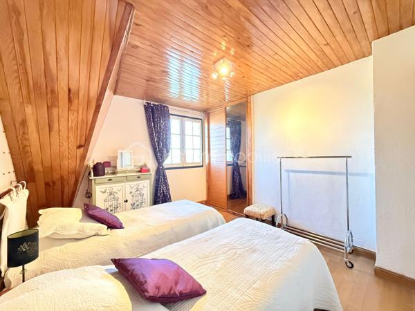 Découvrez cette charmante maison offrant une vie paisible et confortable. Située dans un quartier résidentiel, vous profiterez d'une ambiance détendue à quelques minutes des commodités urbaines.

Avec ses 128 m², cette maison se compose de 5 pièces réparties avec soin pour garantir un bel espace de vie. Bâtie en 1984, elle dispose d'un GRAND salon séjour, une grande entrée, une cuisine fermé aménagé et équipé et d'un WC séparé.

Vous pourrez également profiter d'une BELLE terrasse avec JARDIN directement depuis votre salon.

A l'étage 3 chambres SPACIEUSES dont une avec MEZZANINE, une SDB avec BALNEO-THERAPIE, un SDE avec jets encastrés GROHE et WC séparé.

Profiter d'un sous sol total avec une BUANDERIE, GARAGE pouvant accueillir jusqu'à trois voitures et un atelier pour bricoler.

Maison avec un DPE C, rare sur le secteur!

LES++

Chauffage/ CLIM pompe à chaleur réversible Daikin INVERTER ( 3 groupes ).
Ballon d'eau chaude HYBRIDE 2022.
Toiture de 2021
Parquet chêne massif.
FIBRE.
Terrasse avec pergola.
Toiture total 2021.
Tableau électrique 2024.
Expo EST-SUD ET OUEST, très ensoleillé.
Abris de Jardin 5m2.
Barrière extérieur et porte de garage motorisé.

Offrez-vous un cadre de vie agréable et spacieux, idéal pour profiter de moments en famille ou entre amis.