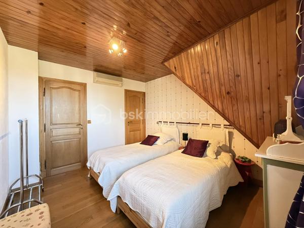 Découvrez cette charmante maison offrant une vie paisible et confortable. Située dans un quartier résidentiel, vous profiterez d'une ambiance détendue à quelques minutes des commodités urbaines.

Avec ses 128 m², cette maison se compose de 5 pièces réparties avec soin pour garantir un bel espace de vie. Bâtie en 1984, elle dispose d'un GRAND salon séjour, une grande entrée, une cuisine fermé aménagé et équipé et d'un WC séparé.

Vous pourrez également profiter d'une BELLE terrasse avec JARDIN directement depuis votre salon.

A l'étage 3 chambres SPACIEUSES dont une avec MEZZANINE, une SDB avec BALNEO-THERAPIE, un SDE avec jets encastrés GROHE et WC séparé.

Profiter d'un sous sol total avec une BUANDERIE, GARAGE pouvant accueillir jusqu'à trois voitures et un atelier pour bricoler.

Maison avec un DPE C, rare sur le secteur!

LES++

Chauffage/ CLIM pompe à chaleur réversible Daikin INVERTER ( 3 groupes ).
Ballon d'eau chaude HYBRIDE 2022.
Toiture de 2021
Parquet chêne massif.
FIBRE.
Terrasse avec pergola.
Toiture total 2021.
Tableau électrique 2024.
Expo EST-SUD ET OUEST, très ensoleillé.
Abris de Jardin 5m2.
Barrière extérieur et porte de garage motorisé.

Offrez-vous un cadre de vie agréable et spacieux, idéal pour profiter de moments en famille ou entre amis.