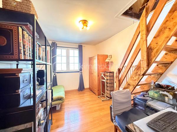 Découvrez cette charmante maison offrant une vie paisible et confortable. Située dans un quartier résidentiel, vous profiterez d'une ambiance détendue à quelques minutes des commodités urbaines.

Avec ses 128 m², cette maison se compose de 5 pièces réparties avec soin pour garantir un bel espace de vie. Bâtie en 1984, elle dispose d'un GRAND salon séjour, une grande entrée, une cuisine fermé aménagé et équipé et d'un WC séparé.

Vous pourrez également profiter d'une BELLE terrasse avec JARDIN directement depuis votre salon.

A l'étage 3 chambres SPACIEUSES dont une avec MEZZANINE, une SDB avec BALNEO-THERAPIE, un SDE avec jets encastrés GROHE et WC séparé.

Profiter d'un sous sol total avec une BUANDERIE, GARAGE pouvant accueillir jusqu'à trois voitures et un atelier pour bricoler.

Maison avec un DPE C, rare sur le secteur!

LES++

Chauffage/ CLIM pompe à chaleur réversible Daikin INVERTER ( 3 groupes ).
Ballon d'eau chaude HYBRIDE 2022.
Toiture de 2021
Parquet chêne massif.
FIBRE.
Terrasse avec pergola.
Toiture total 2021.
Tableau électrique 2024.
Expo EST-SUD ET OUEST, très ensoleillé.
Abris de Jardin 5m2.
Barrière extérieur et porte de garage motorisé.

Offrez-vous un cadre de vie agréable et spacieux, idéal pour profiter de moments en famille ou entre amis.