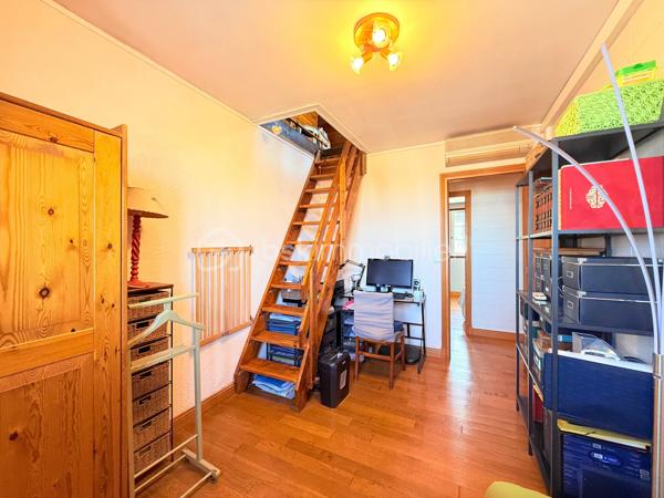 Découvrez cette charmante maison offrant une vie paisible et confortable. Située dans un quartier résidentiel, vous profiterez d'une ambiance détendue à quelques minutes des commodités urbaines.

Avec ses 128 m², cette maison se compose de 5 pièces réparties avec soin pour garantir un bel espace de vie. Bâtie en 1984, elle dispose d'un GRAND salon séjour, une grande entrée, une cuisine fermé aménagé et équipé et d'un WC séparé.

Vous pourrez également profiter d'une BELLE terrasse avec JARDIN directement depuis votre salon.

A l'étage 3 chambres SPACIEUSES dont une avec MEZZANINE, une SDB avec BALNEO-THERAPIE, un SDE avec jets encastrés GROHE et WC séparé.

Profiter d'un sous sol total avec une BUANDERIE, GARAGE pouvant accueillir jusqu'à trois voitures et un atelier pour bricoler.

Maison avec un DPE C, rare sur le secteur!

LES++

Chauffage/ CLIM pompe à chaleur réversible Daikin INVERTER ( 3 groupes ).
Ballon d'eau chaude HYBRIDE 2022.
Toiture de 2021
Parquet chêne massif.
FIBRE.
Terrasse avec pergola.
Toiture total 2021.
Tableau électrique 2024.
Expo EST-SUD ET OUEST, très ensoleillé.
Abris de Jardin 5m2.
Barrière extérieur et porte de garage motorisé.

Offrez-vous un cadre de vie agréable et spacieux, idéal pour profiter de moments en famille ou entre amis.