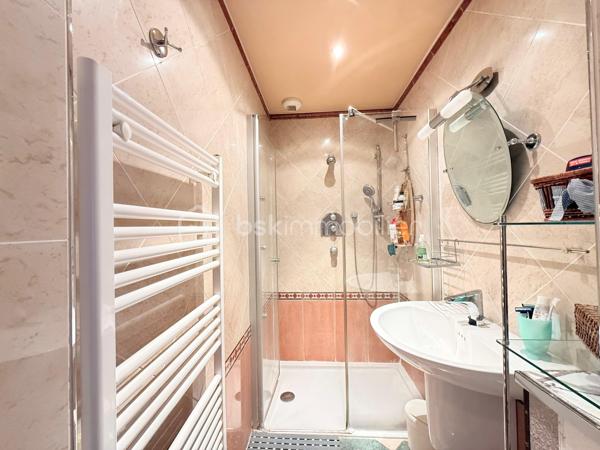 Découvrez cette charmante maison offrant une vie paisible et confortable. Située dans un quartier résidentiel, vous profiterez d'une ambiance détendue à quelques minutes des commodités urbaines.

Avec ses 128 m², cette maison se compose de 5 pièces réparties avec soin pour garantir un bel espace de vie. Bâtie en 1984, elle dispose d'un GRAND salon séjour, une grande entrée, une cuisine fermé aménagé et équipé et d'un WC séparé.

Vous pourrez également profiter d'une BELLE terrasse avec JARDIN directement depuis votre salon.

A l'étage 3 chambres SPACIEUSES dont une avec MEZZANINE, une SDB avec BALNEO-THERAPIE, un SDE avec jets encastrés GROHE et WC séparé.

Profiter d'un sous sol total avec une BUANDERIE, GARAGE pouvant accueillir jusqu'à trois voitures et un atelier pour bricoler.

Maison avec un DPE C, rare sur le secteur!

LES++

Chauffage/ CLIM pompe à chaleur réversible Daikin INVERTER ( 3 groupes ).
Ballon d'eau chaude HYBRIDE 2022.
Toiture de 2021
Parquet chêne massif.
FIBRE.
Terrasse avec pergola.
Toiture total 2021.
Tableau électrique 2024.
Expo EST-SUD ET OUEST, très ensoleillé.
Abris de Jardin 5m2.
Barrière extérieur et porte de garage motorisé.

Offrez-vous un cadre de vie agréable et spacieux, idéal pour profiter de moments en famille ou entre amis.