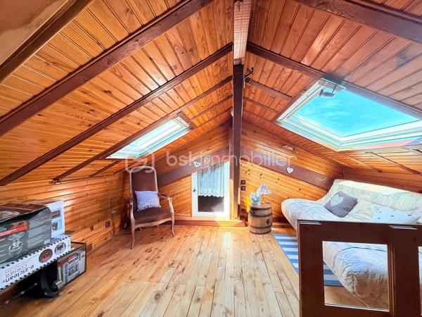 Découvrez cette charmante maison offrant une vie paisible et confortable. Située dans un quartier résidentiel, vous profiterez d'une ambiance détendue à quelques minutes des commodités urbaines.

Avec ses 128 m², cette maison se compose de 5 pièces réparties avec soin pour garantir un bel espace de vie. Bâtie en 1984, elle dispose d'un GRAND salon séjour, une grande entrée, une cuisine fermé aménagé et équipé et d'un WC séparé.

Vous pourrez également profiter d'une BELLE terrasse avec JARDIN directement depuis votre salon.

A l'étage 3 chambres SPACIEUSES dont une avec MEZZANINE, une SDB avec BALNEO-THERAPIE, un SDE avec jets encastrés GROHE et WC séparé.

Profiter d'un sous sol total avec une BUANDERIE, GARAGE pouvant accueillir jusqu'à trois voitures et un atelier pour bricoler.

Maison avec un DPE C, rare sur le secteur!

LES++

Chauffage/ CLIM pompe à chaleur réversible Daikin INVERTER ( 3 groupes ).
Ballon d'eau chaude HYBRIDE 2022.
Toiture de 2021
Parquet chêne massif.
FIBRE.
Terrasse avec pergola.
Toiture total 2021.
Tableau électrique 2024.
Expo EST-SUD ET OUEST, très ensoleillé.
Abris de Jardin 5m2.
Barrière extérieur et porte de garage motorisé.

Offrez-vous un cadre de vie agréable et spacieux, idéal pour profiter de moments en famille ou entre amis.