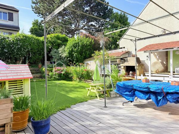 Découvrez cette charmante maison offrant une vie paisible et confortable. Située dans un quartier résidentiel, vous profiterez d'une ambiance détendue à quelques minutes des commodités urbaines.

Avec ses 128 m², cette maison se compose de 5 pièces réparties avec soin pour garantir un bel espace de vie. Bâtie en 1984, elle dispose d'un GRAND salon séjour, une grande entrée, une cuisine fermé aménagé et équipé et d'un WC séparé.

Vous pourrez également profiter d'une BELLE terrasse avec JARDIN directement depuis votre salon.

A l'étage 3 chambres SPACIEUSES dont une avec MEZZANINE, une SDB avec BALNEO-THERAPIE, un SDE avec jets encastrés GROHE et WC séparé.

Profiter d'un sous sol total avec une BUANDERIE, GARAGE pouvant accueillir jusqu'à trois voitures et un atelier pour bricoler.

Maison avec un DPE C, rare sur le secteur!

LES++

Chauffage/ CLIM pompe à chaleur réversible Daikin INVERTER ( 3 groupes ).
Ballon d'eau chaude HYBRIDE 2022.
Toiture de 2021
Parquet chêne massif.
FIBRE.
Terrasse avec pergola.
Toiture total 2021.
Tableau électrique 2024.
Expo EST-SUD ET OUEST, très ensoleillé.
Abris de Jardin 5m2.
Barrière extérieur et porte de garage motorisé.

Offrez-vous un cadre de vie agréable et spacieux, idéal pour profiter de moments en famille ou entre amis.