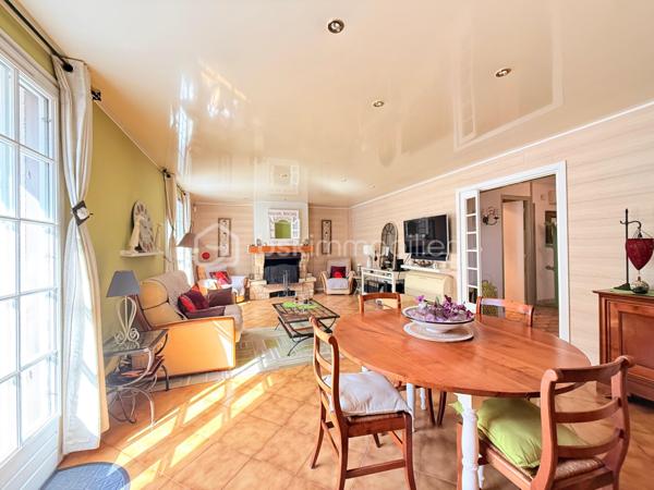 Découvrez cette charmante maison offrant une vie paisible et confortable. Située dans un quartier résidentiel, vous profiterez d'une ambiance détendue à quelques minutes des commodités urbaines.

Avec ses 128 m², cette maison se compose de 5 pièces réparties avec soin pour garantir un bel espace de vie. Bâtie en 1984, elle dispose d'un GRAND salon séjour, une grande entrée, une cuisine fermé aménagé et équipé et d'un WC séparé.

Vous pourrez également profiter d'une BELLE terrasse avec JARDIN directement depuis votre salon.

A l'étage 3 chambres SPACIEUSES dont une avec MEZZANINE, une SDB avec BALNEO-THERAPIE, un SDE avec jets encastrés GROHE et WC séparé.

Profiter d'un sous sol total avec une BUANDERIE, GARAGE pouvant accueillir jusqu'à trois voitures et un atelier pour bricoler.

Maison avec un DPE C, rare sur le secteur!

LES++

Chauffage/ CLIM pompe à chaleur réversible Daikin INVERTER ( 3 groupes ).
Ballon d'eau chaude HYBRIDE 2022.
Toiture de 2021
Parquet chêne massif.
FIBRE.
Terrasse avec pergola.
Toiture total 2021.
Tableau électrique 2024.
Expo EST-SUD ET OUEST, très ensoleillé.
Abris de Jardin 5m2.
Barrière extérieur et porte de garage motorisé.

Offrez-vous un cadre de vie agréable et spacieux, idéal pour profiter de moments en famille ou entre amis.