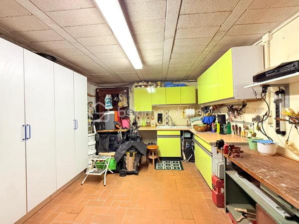 Découvrez cette charmante maison offrant une vie paisible et confortable. Située dans un quartier résidentiel, vous profiterez d'une ambiance détendue à quelques minutes des commodités urbaines.

Avec ses 128 m², cette maison se compose de 5 pièces réparties avec soin pour garantir un bel espace de vie. Bâtie en 1984, elle dispose d'un GRAND salon séjour, une grande entrée, une cuisine fermé aménagé et équipé et d'un WC séparé.

Vous pourrez également profiter d'une BELLE terrasse avec JARDIN directement depuis votre salon.

A l'étage 3 chambres SPACIEUSES dont une avec MEZZANINE, une SDB avec BALNEO-THERAPIE, un SDE avec jets encastrés GROHE et WC séparé.

Profiter d'un sous sol total avec une BUANDERIE, GARAGE pouvant accueillir jusqu'à trois voitures et un atelier pour bricoler.

Maison avec un DPE C, rare sur le secteur!

LES++

Chauffage/ CLIM pompe à chaleur réversible Daikin INVERTER ( 3 groupes ).
Ballon d'eau chaude HYBRIDE 2022.
Toiture de 2021
Parquet chêne massif.
FIBRE.
Terrasse avec pergola.
Toiture total 2021.
Tableau électrique 2024.
Expo EST-SUD ET OUEST, très ensoleillé.
Abris de Jardin 5m2.
Barrière extérieur et porte de garage motorisé.

Offrez-vous un cadre de vie agréable et spacieux, idéal pour profiter de moments en famille ou entre amis.