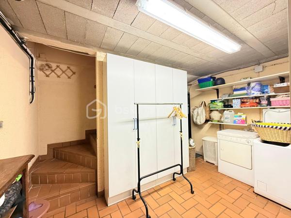 Découvrez cette charmante maison offrant une vie paisible et confortable. Située dans un quartier résidentiel, vous profiterez d'une ambiance détendue à quelques minutes des commodités urbaines.

Avec ses 128 m², cette maison se compose de 5 pièces réparties avec soin pour garantir un bel espace de vie. Bâtie en 1984, elle dispose d'un GRAND salon séjour, une grande entrée, une cuisine fermé aménagé et équipé et d'un WC séparé.

Vous pourrez également profiter d'une BELLE terrasse avec JARDIN directement depuis votre salon.

A l'étage 3 chambres SPACIEUSES dont une avec MEZZANINE, une SDB avec BALNEO-THERAPIE, un SDE avec jets encastrés GROHE et WC séparé.

Profiter d'un sous sol total avec une BUANDERIE, GARAGE pouvant accueillir jusqu'à trois voitures et un atelier pour bricoler.

Maison avec un DPE C, rare sur le secteur!

LES++

Chauffage/ CLIM pompe à chaleur réversible Daikin INVERTER ( 3 groupes ).
Ballon d'eau chaude HYBRIDE 2022.
Toiture de 2021
Parquet chêne massif.
FIBRE.
Terrasse avec pergola.
Toiture total 2021.
Tableau électrique 2024.
Expo EST-SUD ET OUEST, très ensoleillé.
Abris de Jardin 5m2.
Barrière extérieur et porte de garage motorisé.

Offrez-vous un cadre de vie agréable et spacieux, idéal pour profiter de moments en famille ou entre amis.