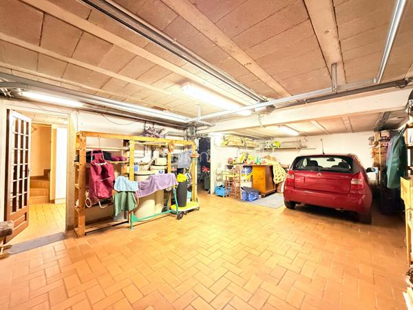 Découvrez cette charmante maison offrant une vie paisible et confortable. Située dans un quartier résidentiel, vous profiterez d'une ambiance détendue à quelques minutes des commodités urbaines.

Avec ses 128 m², cette maison se compose de 5 pièces réparties avec soin pour garantir un bel espace de vie. Bâtie en 1984, elle dispose d'un GRAND salon séjour, une grande entrée, une cuisine fermé aménagé et équipé et d'un WC séparé.

Vous pourrez également profiter d'une BELLE terrasse avec JARDIN directement depuis votre salon.

A l'étage 3 chambres SPACIEUSES dont une avec MEZZANINE, une SDB avec BALNEO-THERAPIE, un SDE avec jets encastrés GROHE et WC séparé.

Profiter d'un sous sol total avec une BUANDERIE, GARAGE pouvant accueillir jusqu'à trois voitures et un atelier pour bricoler.

Maison avec un DPE C, rare sur le secteur!

LES++

Chauffage/ CLIM pompe à chaleur réversible Daikin INVERTER ( 3 groupes ).
Ballon d'eau chaude HYBRIDE 2022.
Toiture de 2021
Parquet chêne massif.
FIBRE.
Terrasse avec pergola.
Toiture total 2021.
Tableau électrique 2024.
Expo EST-SUD ET OUEST, très ensoleillé.
Abris de Jardin 5m2.
Barrière extérieur et porte de garage motorisé.

Offrez-vous un cadre de vie agréable et spacieux, idéal pour profiter de moments en famille ou entre amis.