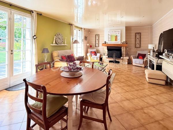 Découvrez cette charmante maison offrant une vie paisible et confortable. Située dans un quartier résidentiel, vous profiterez d'une ambiance détendue à quelques minutes des commodités urbaines.

Avec ses 128 m², cette maison se compose de 5 pièces réparties avec soin pour garantir un bel espace de vie. Bâtie en 1984, elle dispose d'un GRAND salon séjour, une grande entrée, une cuisine fermé aménagé et équipé et d'un WC séparé.

Vous pourrez également profiter d'une BELLE terrasse avec JARDIN directement depuis votre salon.

A l'étage 3 chambres SPACIEUSES dont une avec MEZZANINE, une SDB avec BALNEO-THERAPIE, un SDE avec jets encastrés GROHE et WC séparé.

Profiter d'un sous sol total avec une BUANDERIE, GARAGE pouvant accueillir jusqu'à trois voitures et un atelier pour bricoler.

Maison avec un DPE C, rare sur le secteur!

LES++

Chauffage/ CLIM pompe à chaleur réversible Daikin INVERTER ( 3 groupes ).
Ballon d'eau chaude HYBRIDE 2022.
Toiture de 2021
Parquet chêne massif.
FIBRE.
Terrasse avec pergola.
Toiture total 2021.
Tableau électrique 2024.
Expo EST-SUD ET OUEST, très ensoleillé.
Abris de Jardin 5m2.
Barrière extérieur et porte de garage motorisé.

Offrez-vous un cadre de vie agréable et spacieux, idéal pour profiter de moments en famille ou entre amis.