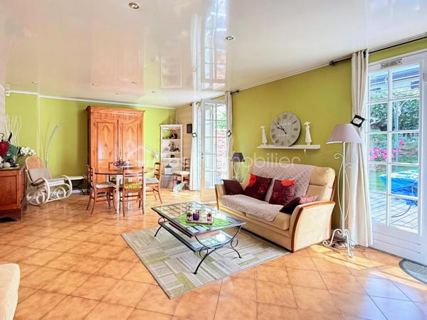 Découvrez cette charmante maison offrant une vie paisible et confortable. Située dans un quartier résidentiel, vous profiterez d'une ambiance détendue à quelques minutes des commodités urbaines.

Avec ses 128 m², cette maison se compose de 5 pièces réparties avec soin pour garantir un bel espace de vie. Bâtie en 1984, elle dispose d'un GRAND salon séjour, une grande entrée, une cuisine fermé aménagé et équipé et d'un WC séparé.

Vous pourrez également profiter d'une BELLE terrasse avec JARDIN directement depuis votre salon.

A l'étage 3 chambres SPACIEUSES dont une avec MEZZANINE, une SDB avec BALNEO-THERAPIE, un SDE avec jets encastrés GROHE et WC séparé.

Profiter d'un sous sol total avec une BUANDERIE, GARAGE pouvant accueillir jusqu'à trois voitures et un atelier pour bricoler.

Maison avec un DPE C, rare sur le secteur!

LES++

Chauffage/ CLIM pompe à chaleur réversible Daikin INVERTER ( 3 groupes ).
Ballon d'eau chaude HYBRIDE 2022.
Toiture de 2021
Parquet chêne massif.
FIBRE.
Terrasse avec pergola.
Toiture total 2021.
Tableau électrique 2024.
Expo EST-SUD ET OUEST, très ensoleillé.
Abris de Jardin 5m2.
Barrière extérieur et porte de garage motorisé.

Offrez-vous un cadre de vie agréable et spacieux, idéal pour profiter de moments en famille ou entre amis.