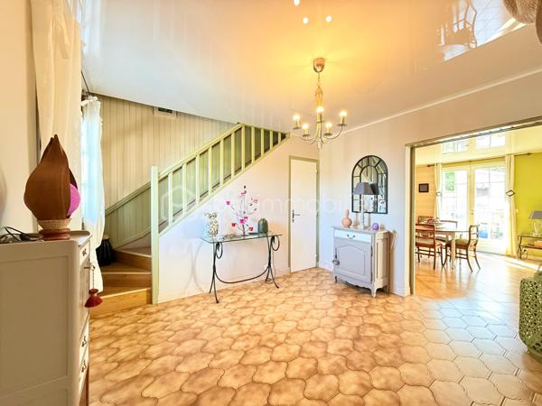 Découvrez cette charmante maison offrant une vie paisible et confortable. Située dans un quartier résidentiel, vous profiterez d'une ambiance détendue à quelques minutes des commodités urbaines.

Avec ses 128 m², cette maison se compose de 5 pièces réparties avec soin pour garantir un bel espace de vie. Bâtie en 1984, elle dispose d'un GRAND salon séjour, une grande entrée, une cuisine fermé aménagé et équipé et d'un WC séparé.

Vous pourrez également profiter d'une BELLE terrasse avec JARDIN directement depuis votre salon.

A l'étage 3 chambres SPACIEUSES dont une avec MEZZANINE, une SDB avec BALNEO-THERAPIE, un SDE avec jets encastrés GROHE et WC séparé.

Profiter d'un sous sol total avec une BUANDERIE, GARAGE pouvant accueillir jusqu'à trois voitures et un atelier pour bricoler.

Maison avec un DPE C, rare sur le secteur!

LES++

Chauffage/ CLIM pompe à chaleur réversible Daikin INVERTER ( 3 groupes ).
Ballon d'eau chaude HYBRIDE 2022.
Toiture de 2021
Parquet chêne massif.
FIBRE.
Terrasse avec pergola.
Toiture total 2021.
Tableau électrique 2024.
Expo EST-SUD ET OUEST, très ensoleillé.
Abris de Jardin 5m2.
Barrière extérieur et porte de garage motorisé.

Offrez-vous un cadre de vie agréable et spacieux, idéal pour profiter de moments en famille ou entre amis.