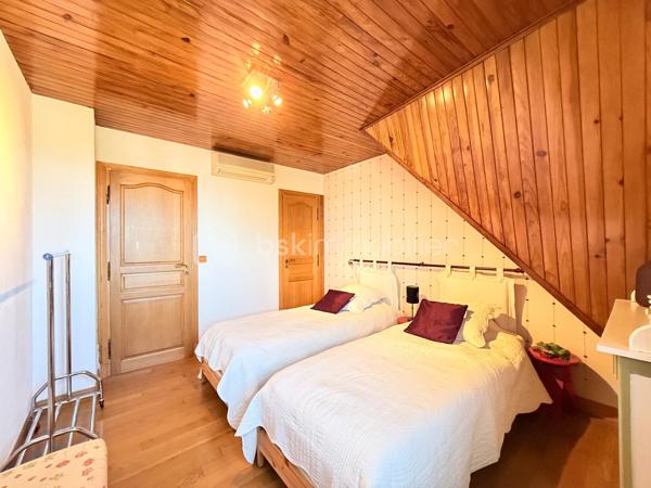 Découvrez cette charmante maison offrant une vie paisible et confortable. Située dans un quartier résidentiel, vous profiterez d'une ambiance détendue à quelques minutes des commodités urbaines.

Avec ses 128 m², cette maison se compose de 5 pièces réparties avec soin pour garantir un bel espace de vie. Bâtie en 1984, elle dispose d'un GRAND salon séjour, une grande entrée, une cuisine fermé aménagé et équipé et d'un WC séparé.

Vous pourrez également profiter d'une BELLE terrasse avec JARDIN directement depuis votre salon.

A l'étage 3 chambres SPACIEUSES dont une avec MEZZANINE, une SDB avec BALNEO-THERAPIE, un SDE avec jets encastrés GROHE et WC séparé.

Profiter d'un sous sol total avec une BUANDERIE, GARAGE pouvant accueillir jusqu'à trois voitures et un atelier pour bricoler.

Maison avec un DPE C, rare sur le secteur!

LES++

Chauffage/ CLIM pompe à chaleur réversible Daikin INVERTER ( 3 groupes ).
Ballon d'eau chaude HYBRIDE 2022.
Toiture de 2021
Parquet chêne massif.
FIBRE.
Terrasse avec pergola.
Toiture total 2021.
Tableau électrique 2024.
Expo EST-SUD ET OUEST, très ensoleillé.
Abris de Jardin 5m2.
Barrière extérieur et porte de garage motorisé.

Offrez-vous un cadre de vie agréable et spacieux, idéal pour profiter de moments en famille ou entre amis.
