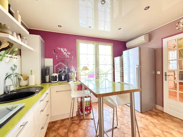 Découvrez cette charmante maison offrant une vie paisible et confortable. Située dans un quartier résidentiel, vous profiterez d'une ambiance détendue à quelques minutes des commodités urbaines.

Avec ses 128 m², cette maison se compose de 5 pièces réparties avec soin pour garantir un bel espace de vie. Bâtie en 1984, elle dispose d'un GRAND salon séjour, une grande entrée, une cuisine fermé aménagé et équipé et d'un WC séparé.

Vous pourrez également profiter d'une BELLE terrasse avec JARDIN directement depuis votre salon.

A l'étage 3 chambres SPACIEUSES dont une avec MEZZANINE, une SDB avec BALNEO-THERAPIE, un SDE avec jets encastrés GROHE et WC séparé.

Profiter d'un sous sol total avec une BUANDERIE, GARAGE pouvant accueillir jusqu'à trois voitures et un atelier pour bricoler.

Maison avec un DPE C, rare sur le secteur!

LES++

Chauffage/ CLIM pompe à chaleur réversible Daikin INVERTER ( 3 groupes ).
Ballon d'eau chaude HYBRIDE 2022.
Toiture de 2021
Parquet chêne massif.
FIBRE.
Terrasse avec pergola.
Toiture total 2021.
Tableau électrique 2024.
Expo EST-SUD ET OUEST, très ensoleillé.
Abris de Jardin 5m2.
Barrière extérieur et porte de garage motorisé.

Offrez-vous un cadre de vie agréable et spacieux, idéal pour profiter de moments en famille ou entre amis.