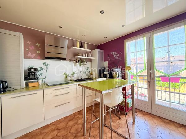 Découvrez cette charmante maison offrant une vie paisible et confortable. Située dans un quartier résidentiel, vous profiterez d'une ambiance détendue à quelques minutes des commodités urbaines.

Avec ses 128 m², cette maison se compose de 5 pièces réparties avec soin pour garantir un bel espace de vie. Bâtie en 1984, elle dispose d'un GRAND salon séjour, une grande entrée, une cuisine fermé aménagé et équipé et d'un WC séparé.

Vous pourrez également profiter d'une BELLE terrasse avec JARDIN directement depuis votre salon.

A l'étage 3 chambres SPACIEUSES dont une avec MEZZANINE, une SDB avec BALNEO-THERAPIE, un SDE avec jets encastrés GROHE et WC séparé.

Profiter d'un sous sol total avec une BUANDERIE, GARAGE pouvant accueillir jusqu'à trois voitures et un atelier pour bricoler.

Maison avec un DPE C, rare sur le secteur!

LES++

Chauffage/ CLIM pompe à chaleur réversible Daikin INVERTER ( 3 groupes ).
Ballon d'eau chaude HYBRIDE 2022.
Toiture de 2021
Parquet chêne massif.
FIBRE.
Terrasse avec pergola.
Toiture total 2021.
Tableau électrique 2024.
Expo EST-SUD ET OUEST, très ensoleillé.
Abris de Jardin 5m2.
Barrière extérieur et porte de garage motorisé.

Offrez-vous un cadre de vie agréable et spacieux, idéal pour profiter de moments en famille ou entre amis.
