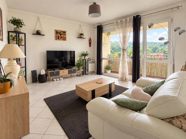 Appartement 2 pièces de 59 m², situé au 4ᵉ étage sans ascenseur.