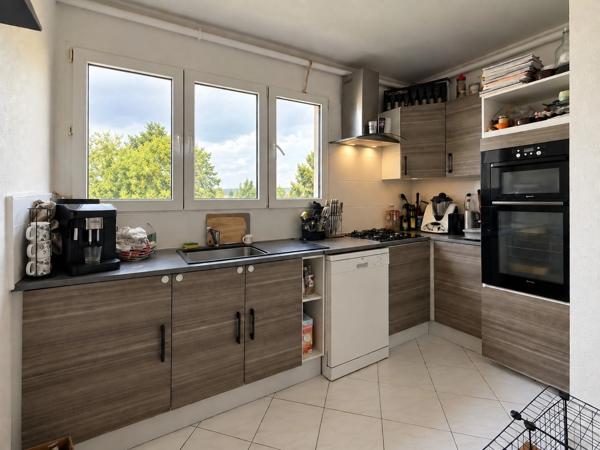 Appartement 2 pièces de 59 m², situé au 4ᵉ étage sans ascenseur.