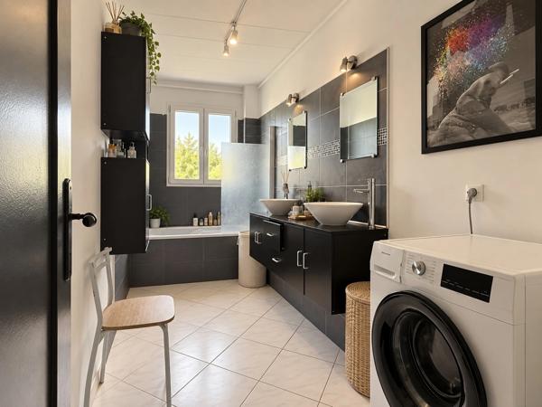 Appartement 2 pièces de 59 m², situé au 4ᵉ étage sans ascenseur.