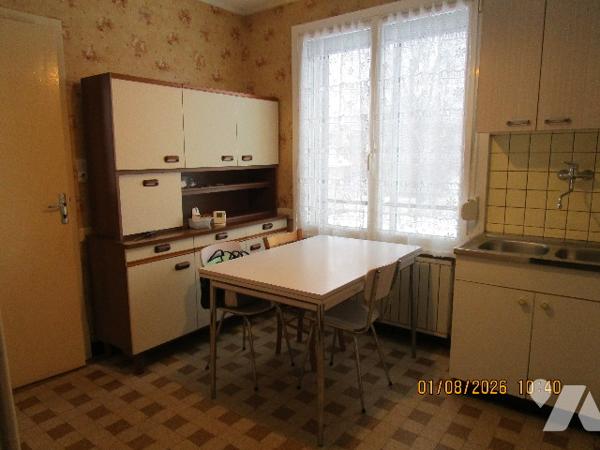 Proche centre ville : Maison sur sous-sol composée de 7 pièces avec terrain attenant de 5 a 14 ca