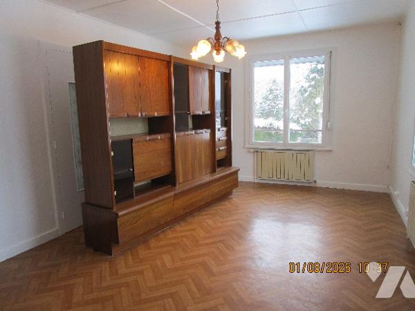 Proche centre ville : Maison sur sous-sol composée de 7 pièces avec terrain attenant de 5 a 14 ca