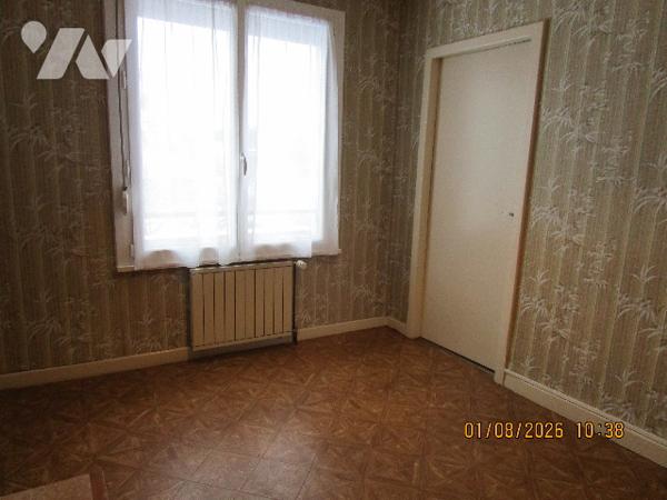 Proche centre ville : Maison sur sous-sol composée de 7 pièces avec terrain attenant de 5 a 14 ca