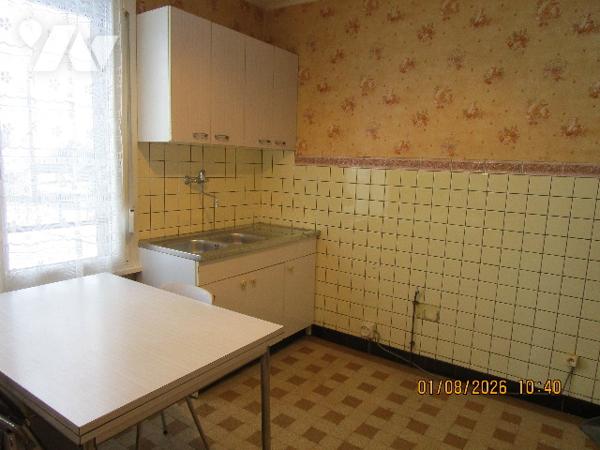 Proche centre ville : Maison sur sous-sol composée de 7 pièces avec terrain attenant de 5 a 14 ca