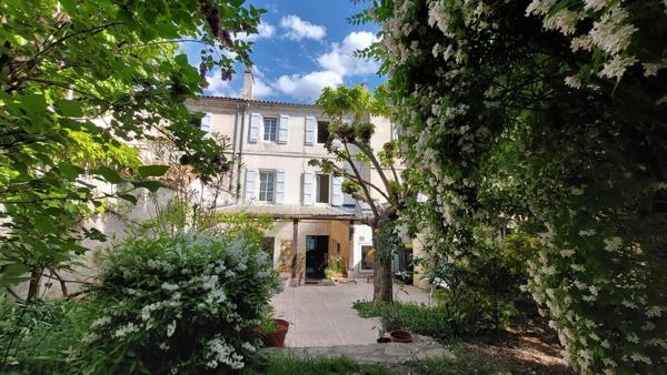 Angoulême maison sur 3 niveaux avec 6 chambres et jardin paysagé. 337 000 €