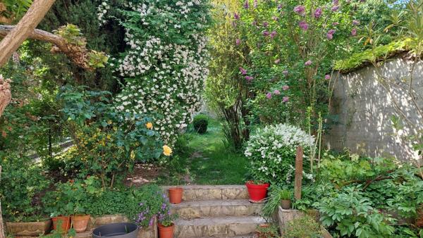 Angoulême maison sur 3 niveaux avec 6 chambres et jardin paysagé. 337 000 €