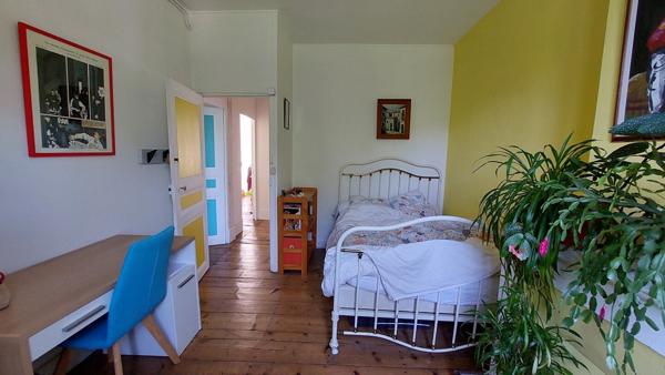 Angoulême maison sur 3 niveaux avec 6 chambres et jardin paysagé. 337 000 €