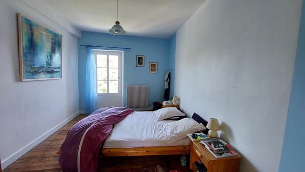 Angoulême maison sur 3 niveaux avec 6 chambres et jardin paysagé. 337 000 €