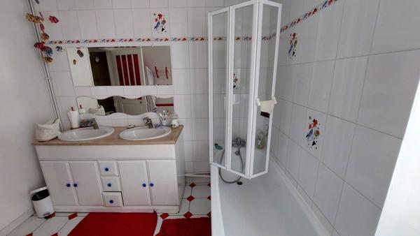Angoulême maison sur 3 niveaux avec 6 chambres et jardin paysagé. 337 000 €