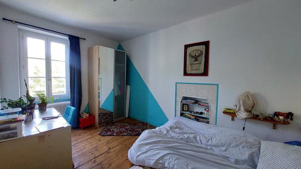 Angoulême maison sur 3 niveaux avec 6 chambres et jardin paysagé. 337 000 €