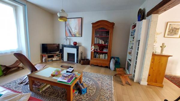 Angoulême maison sur 3 niveaux avec 6 chambres et jardin paysagé. 337 000 €
